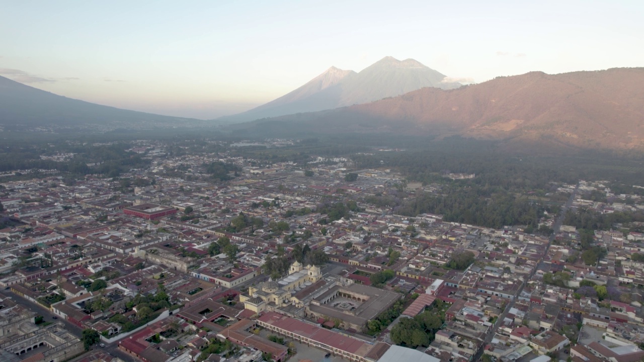 安提瓜、危地马拉、阿卡特南戈和富埃戈是远处的活火山视频下载