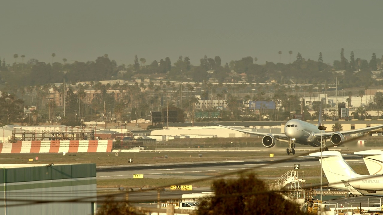 客机在洛杉矶国际机场降落视频素材