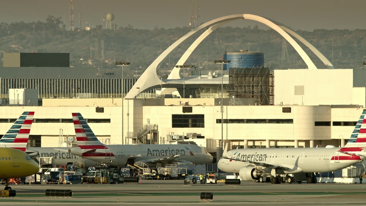 在洛杉矶国际机场登机口的航班视频素材