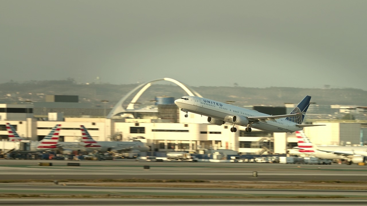 客机从洛杉矶机场起飞视频素材