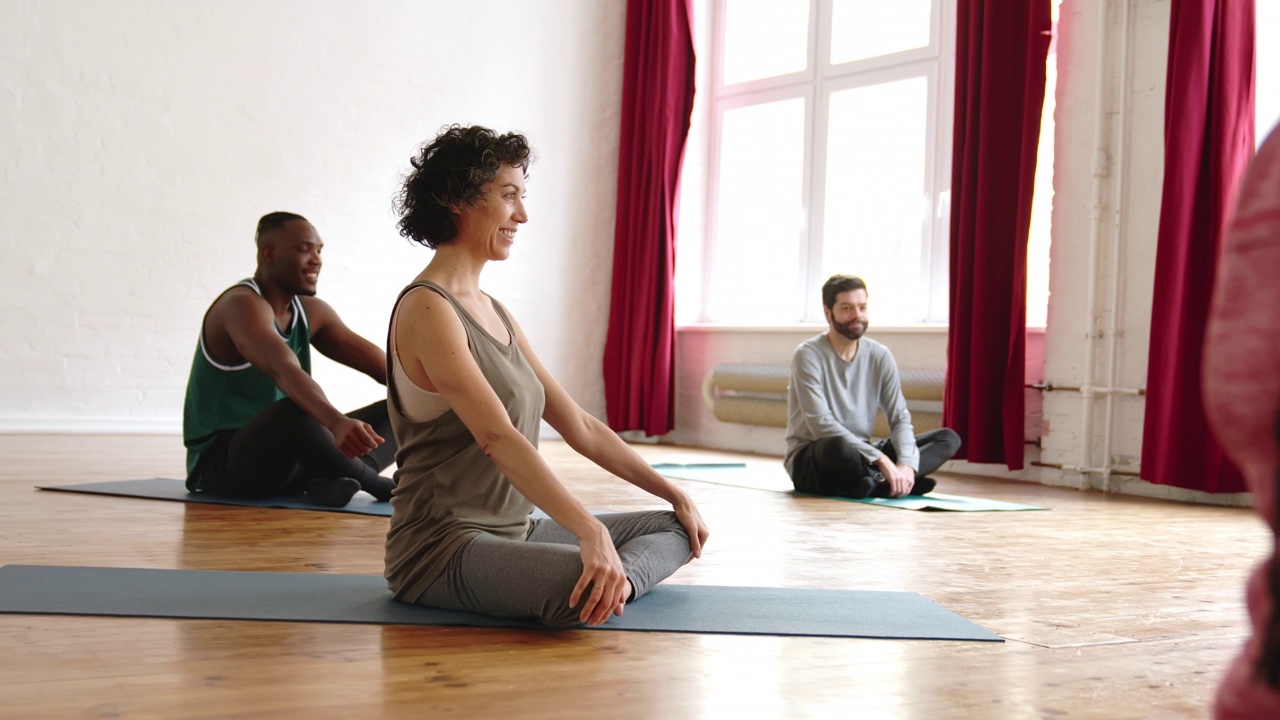男男女女在瑜伽课上冥想视频素材