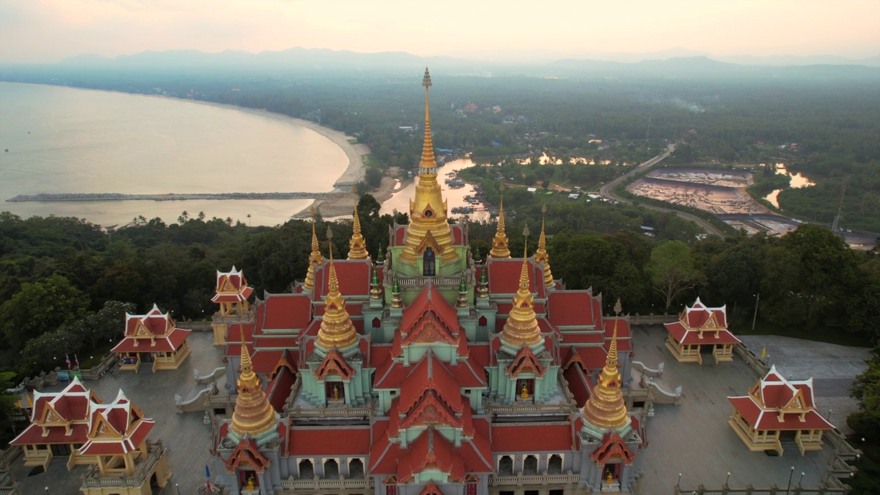 无人机拍摄的日落场景，位于泰国通柴山的山顶。它是为了纪念国王陛下普密蓬·阿杜德·拉玛九世统治50周年而建造的。视频素材