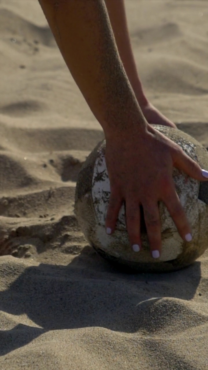 近距离细节的女子发球打沙滩排球在日落。- - - - - -垂直格式视频下载