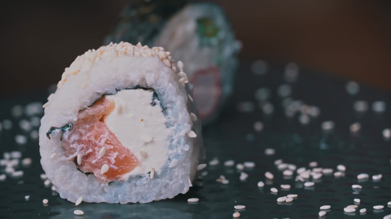 新鲜的芝麻寿司卷配上特制的日本筷子视频素材