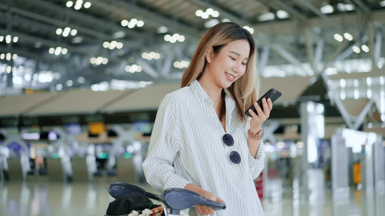 在机场使用手机查看旅行计划。视频素材