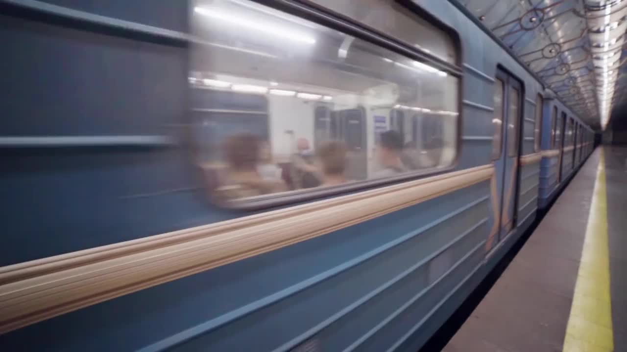 地铁车站，地铁列车从站台开出视频素材
