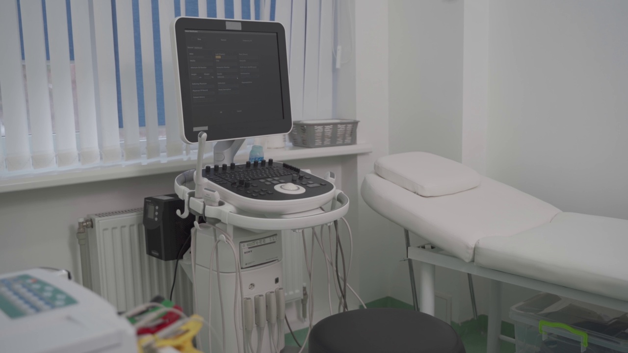 心内科门诊检查室配备心电图和超声设备视频下载