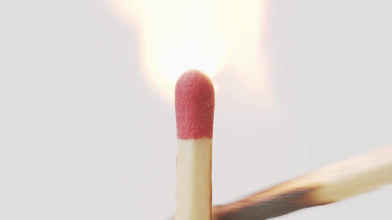 燃烧的火柴孤立在白色背景上。视频素材