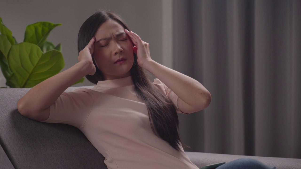 亚洲妇女患头痛。视频素材