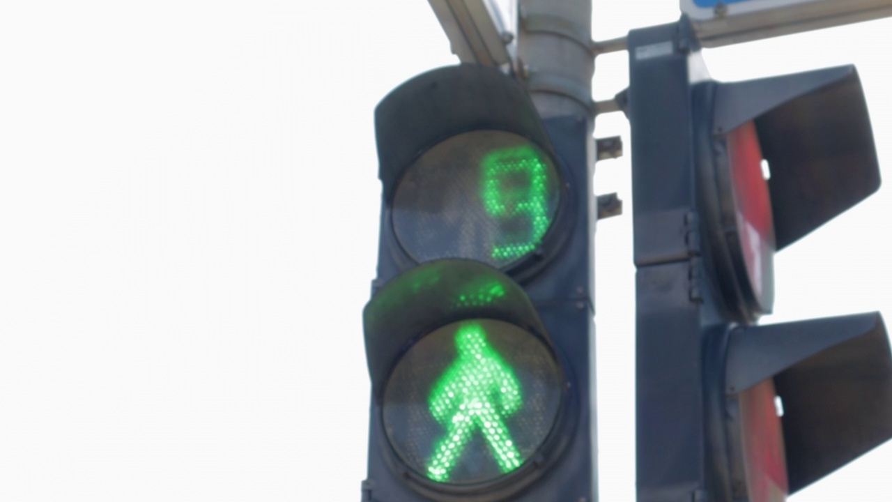 圆形霓虹灯绿色行人交通调节器倒计时数字。一个人在行人交通灯的发光图标，可用交通灯的特写。16、道路规则，交通管制视频下载