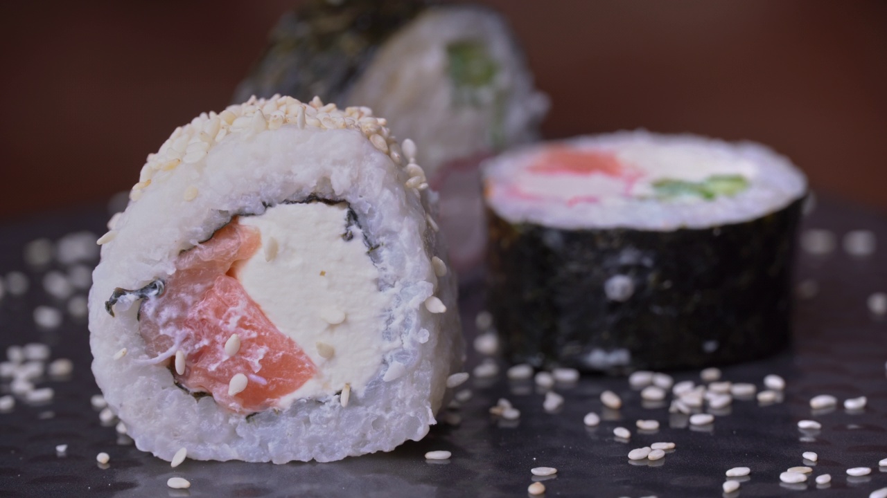 新鲜的芝麻寿司卷放在特殊的日本筷子视频素材