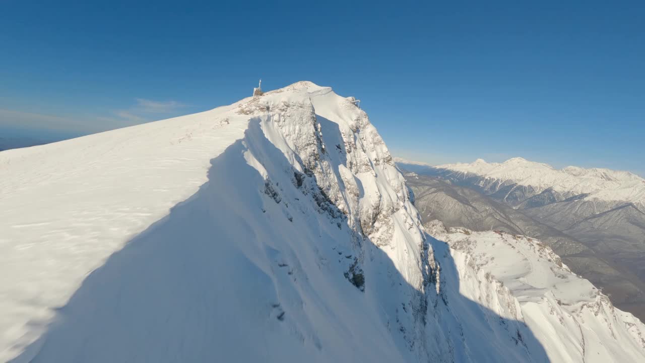快速飞行电影跳水自然高山雪峰风景如画视频素材