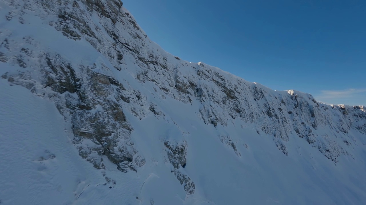 上升自然冬季悬崖顶飞山脊，风景如画，冰冻阳光的环境视频素材