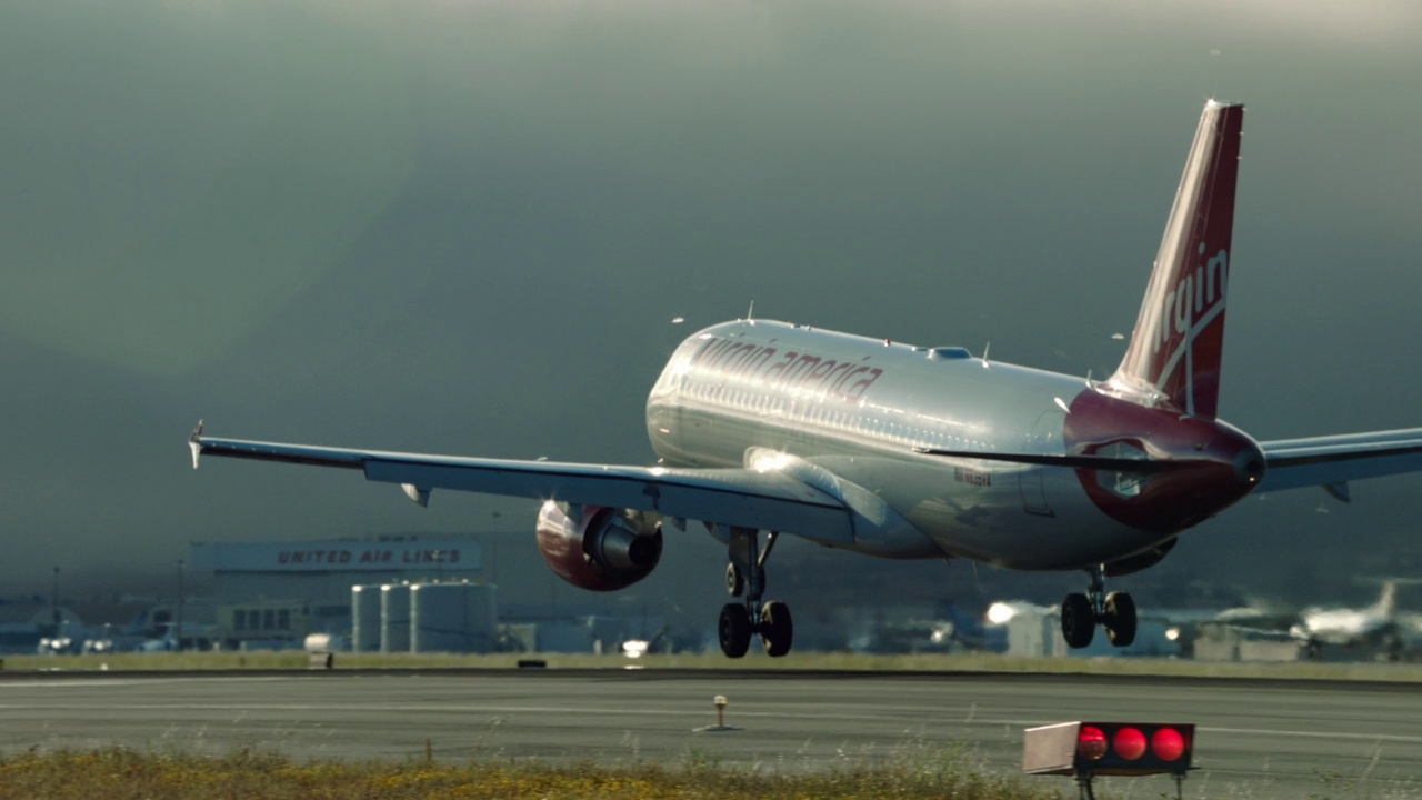 美国维珍航空公司的空客A320客机降落在加利福尼亚州旧金山市视频素材