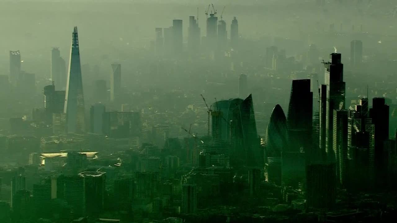 太阳从雾蒙蒙的伦敦天际升起视频下载