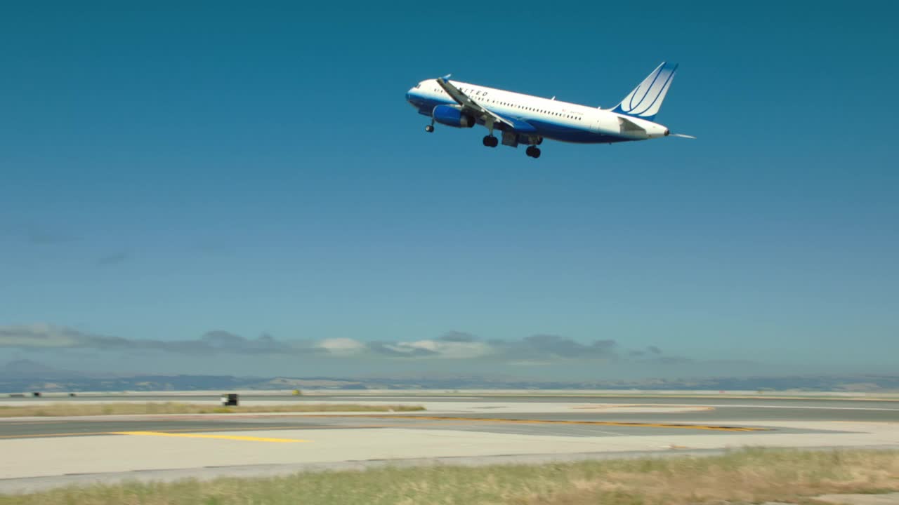 美国联合航空公司空客A320在加利福尼亚州旧金山起飞视频下载