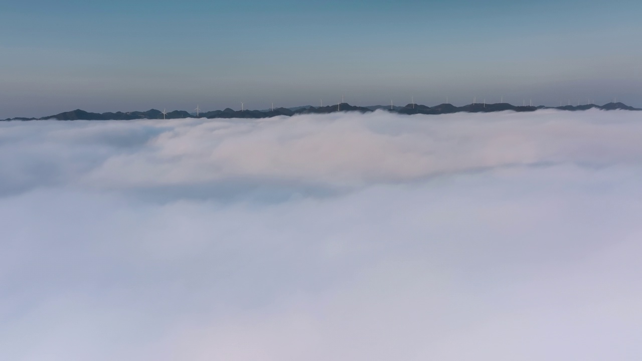风车山上的云是雾蒙蒙的视频下载