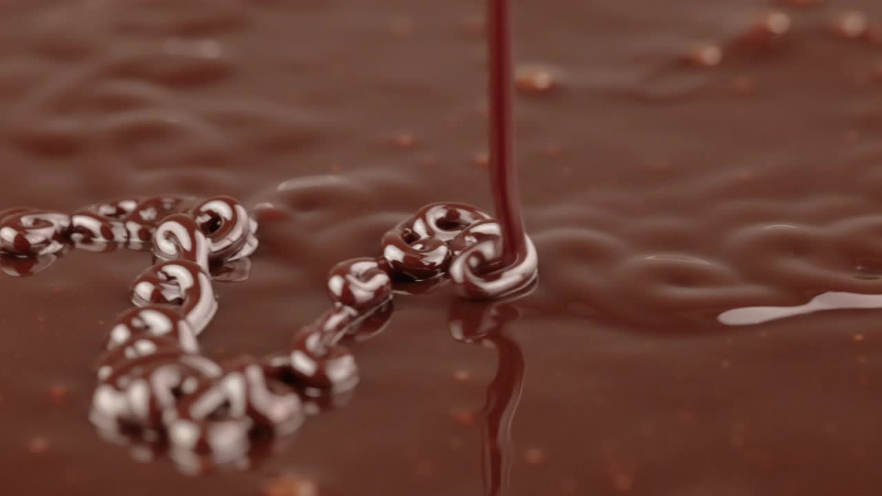 融化的巧克力流视频素材
