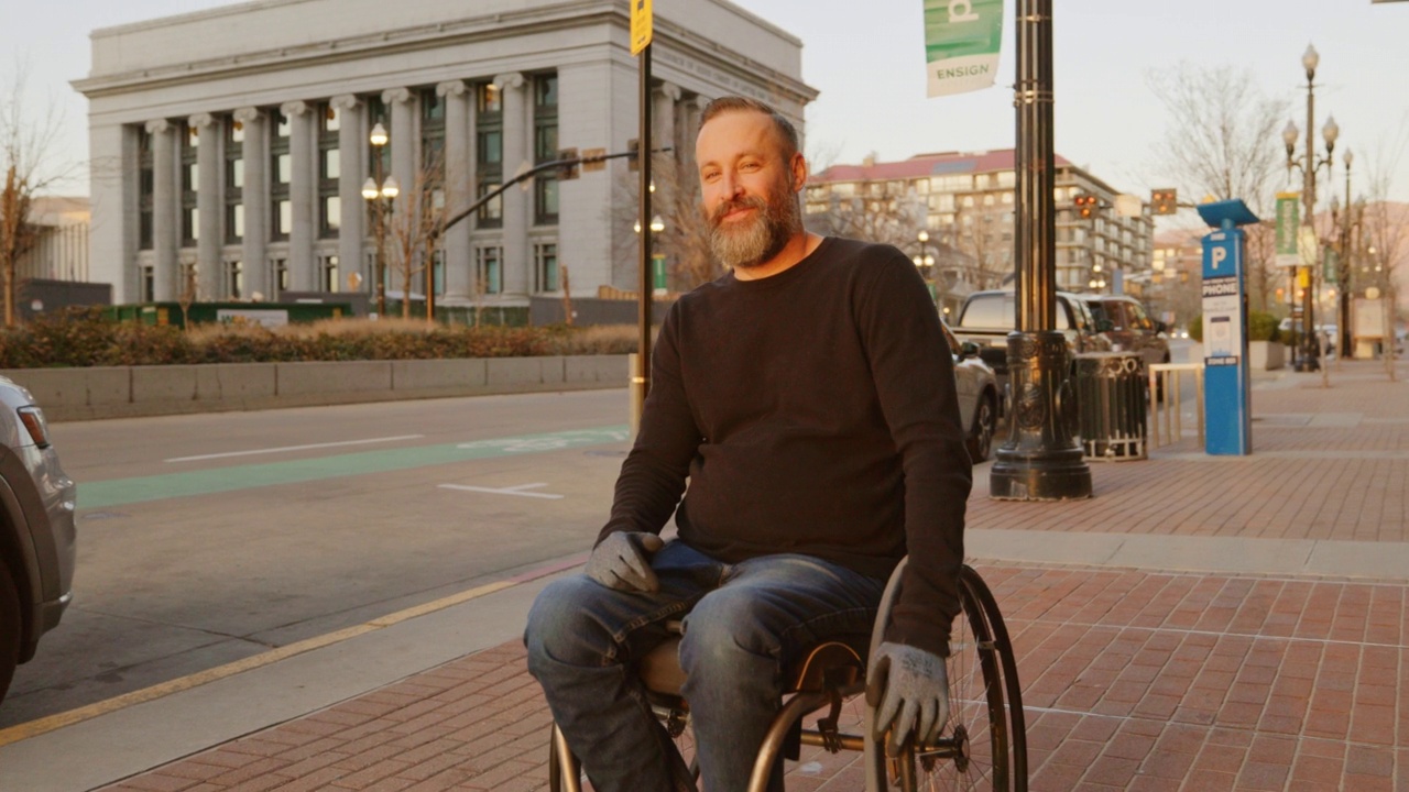 城市里的残疾人视频下载