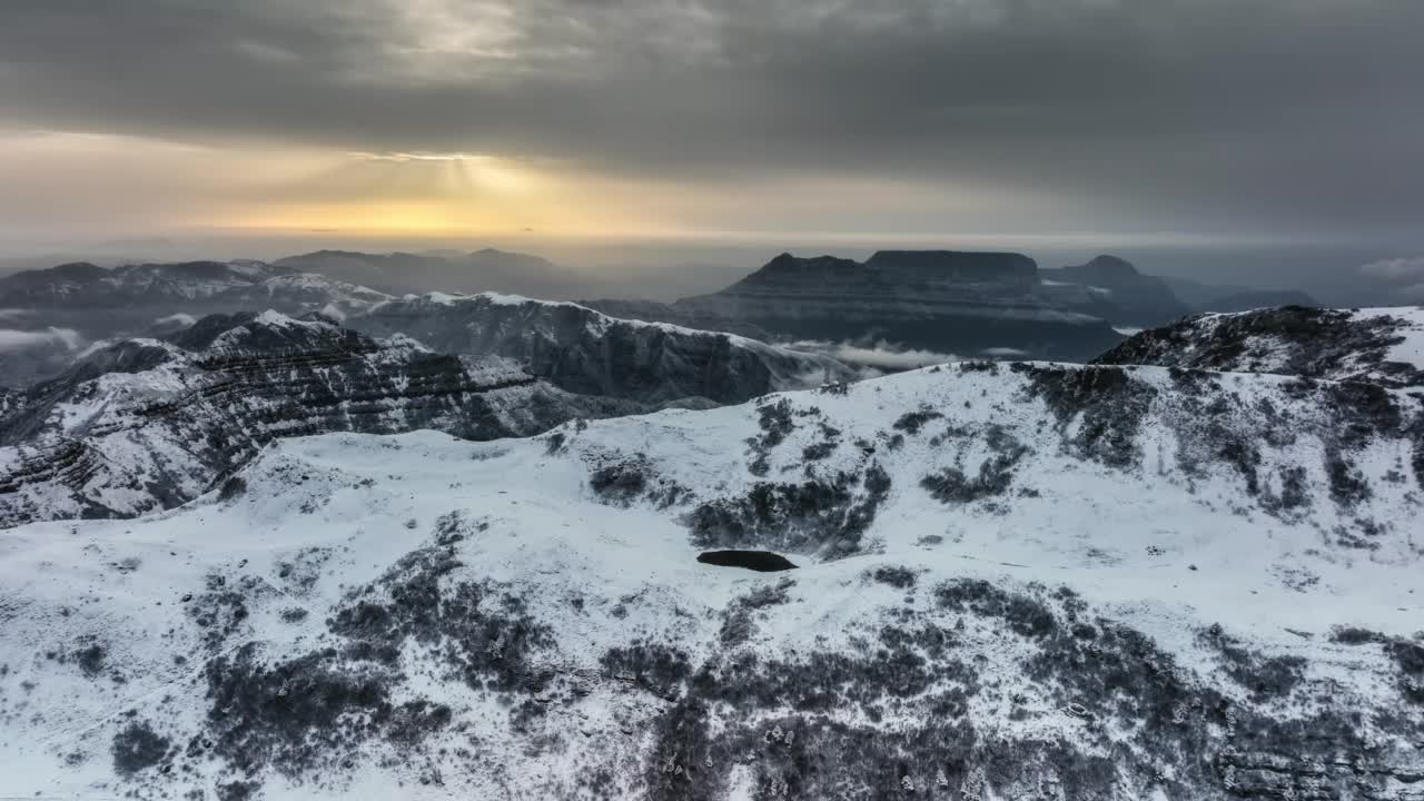 日出在雪后的山顶视频素材