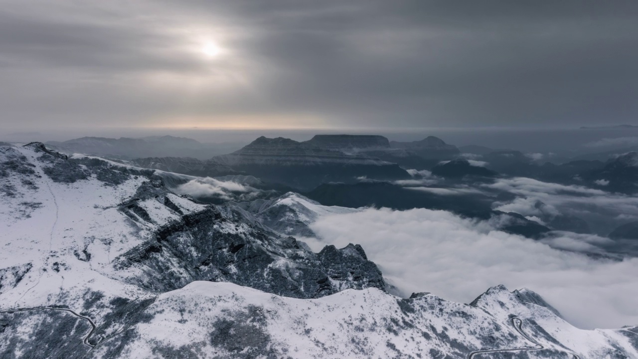 日出在雪后的山顶视频素材