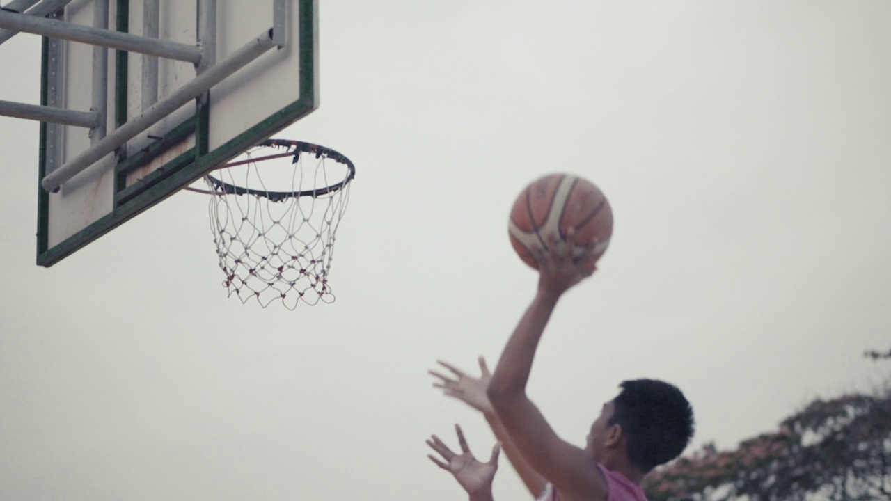 亚洲人在晚上锻炼打篮球
户外活动亚洲人在晚上锻炼打篮球视频下载