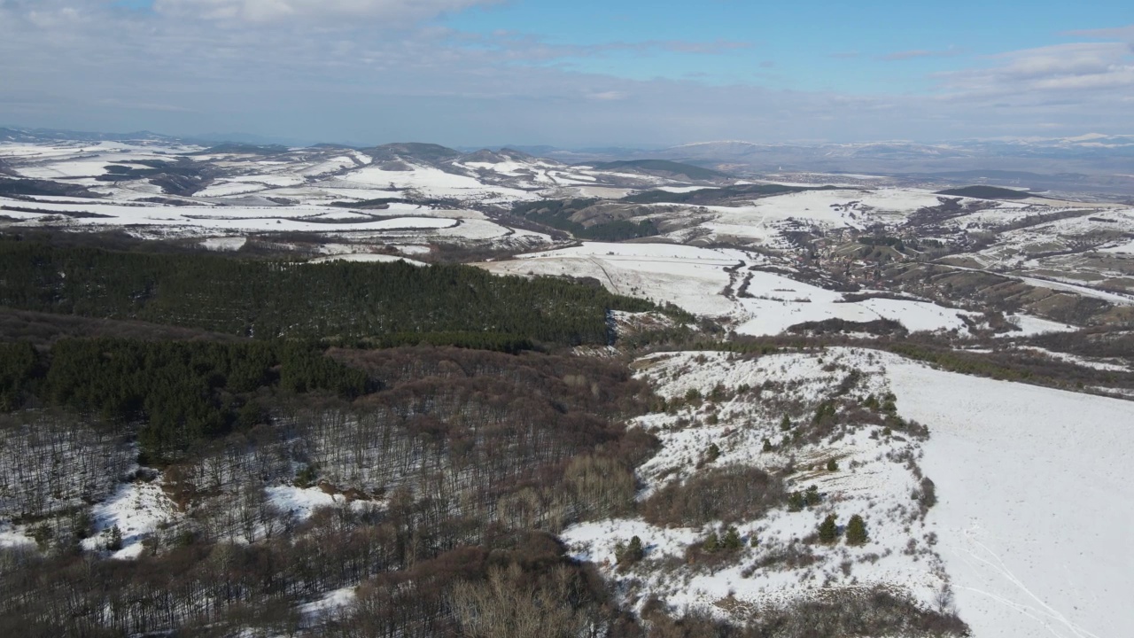 鸟瞰保加利亚，柳林山被雪覆盖的冬季视频下载
