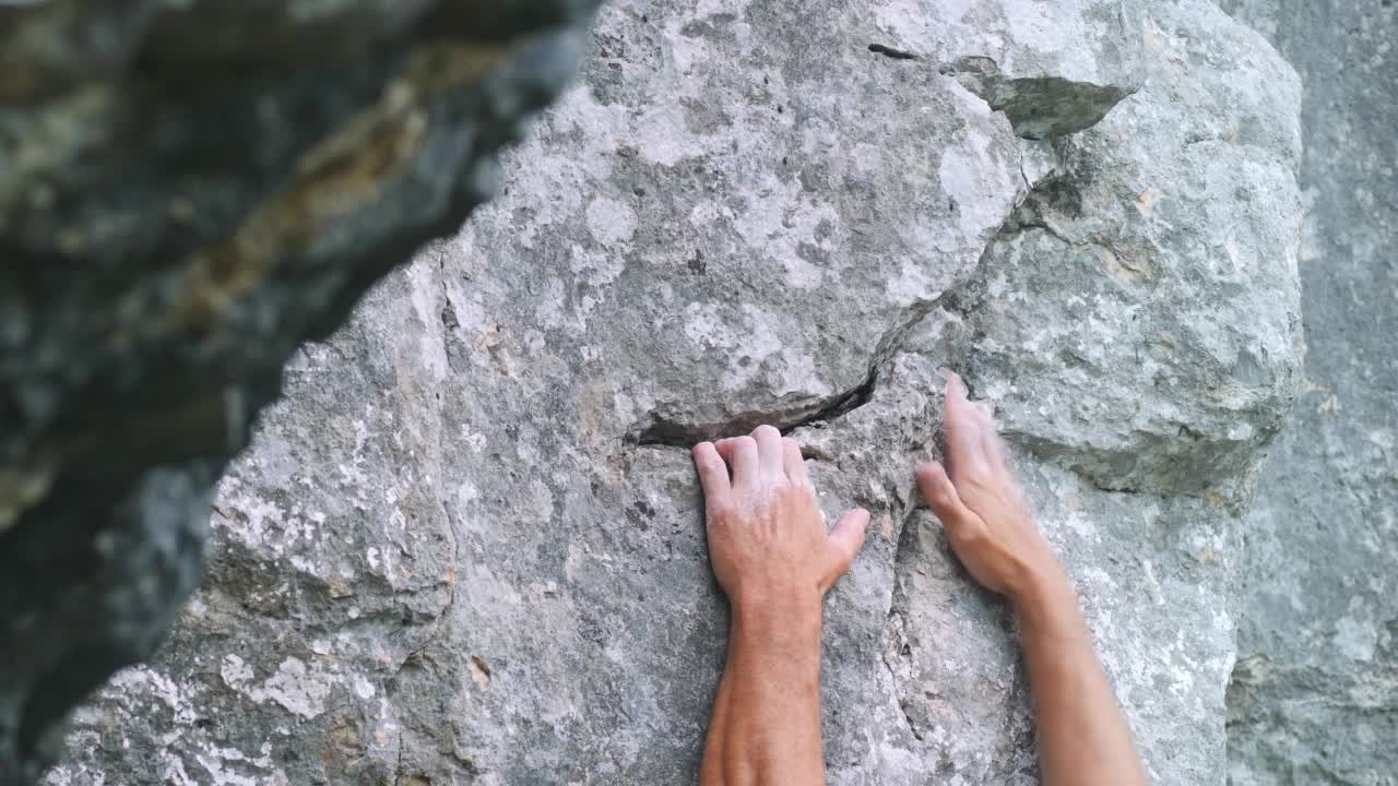 寻找支点的攀岩者视频素材