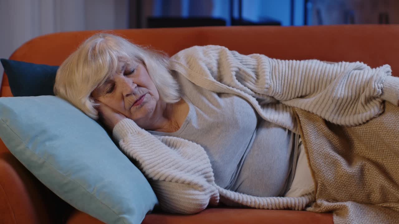 害怕疲惫的女前辈在家里从噩梦中醒来，压力紧张焦虑视频素材