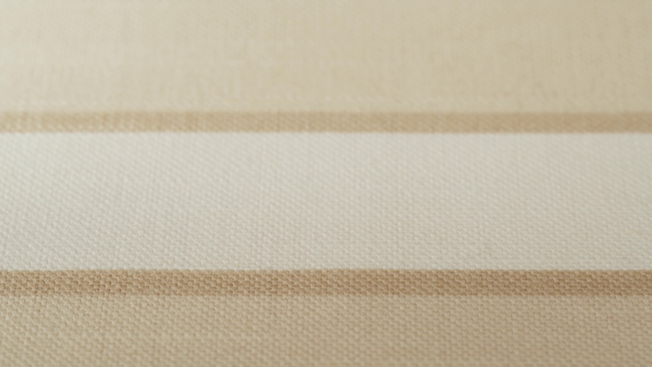 米色条纹织物特写，浅棕色布料纹理背景。棉织物的微距拍摄视频素材