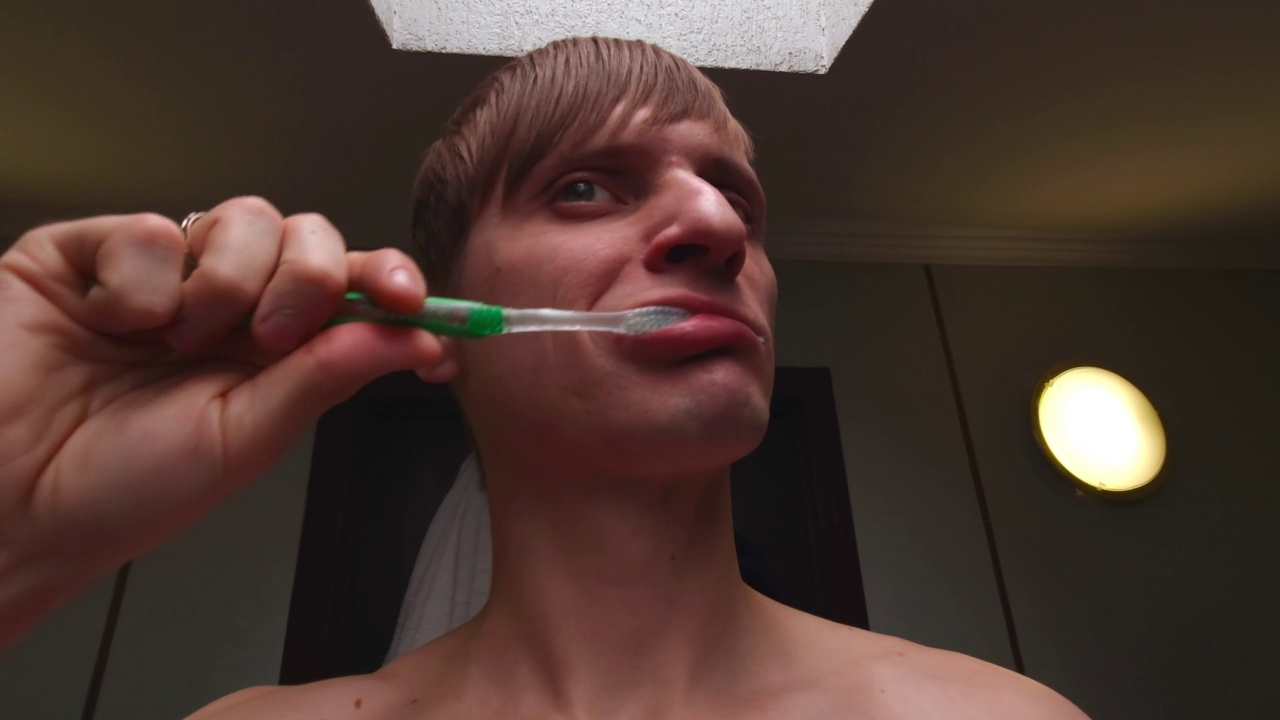男子刷牙慢动作视频素材