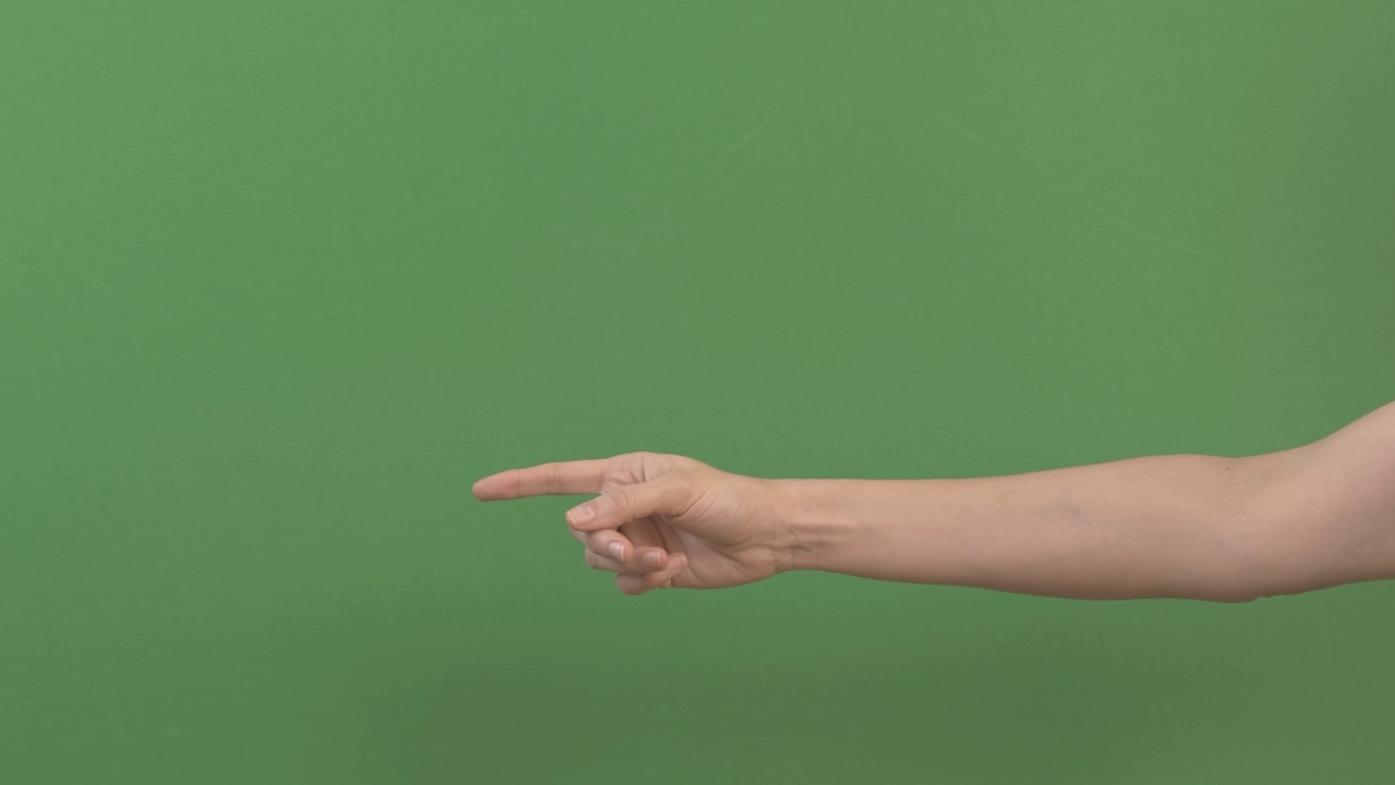 指向的手。女性的手用食指指着屏幕上的某个东西的色度键背景。实时4k视频视频素材