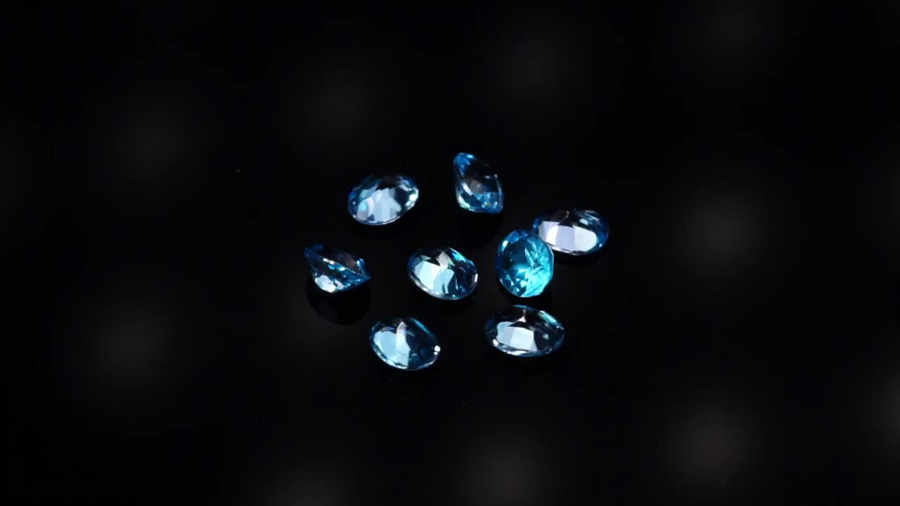 自然蓝色黄玉宝石在黑色背景转盘视频素材