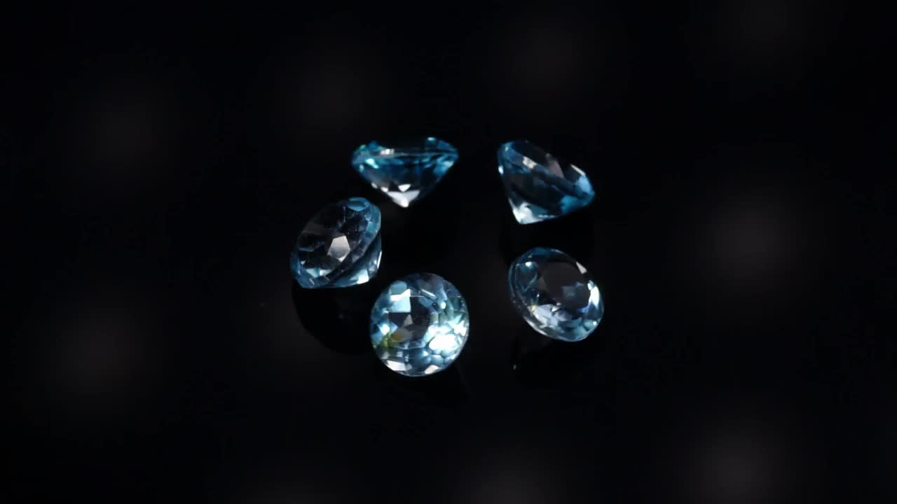 自然蓝色黄玉宝石在黑色背景转盘视频素材