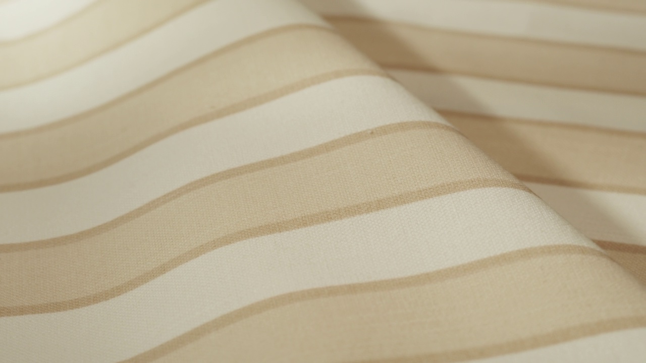 米色条纹织物特写，浅棕色布料纹理背景。棉织物的微距拍摄视频下载
