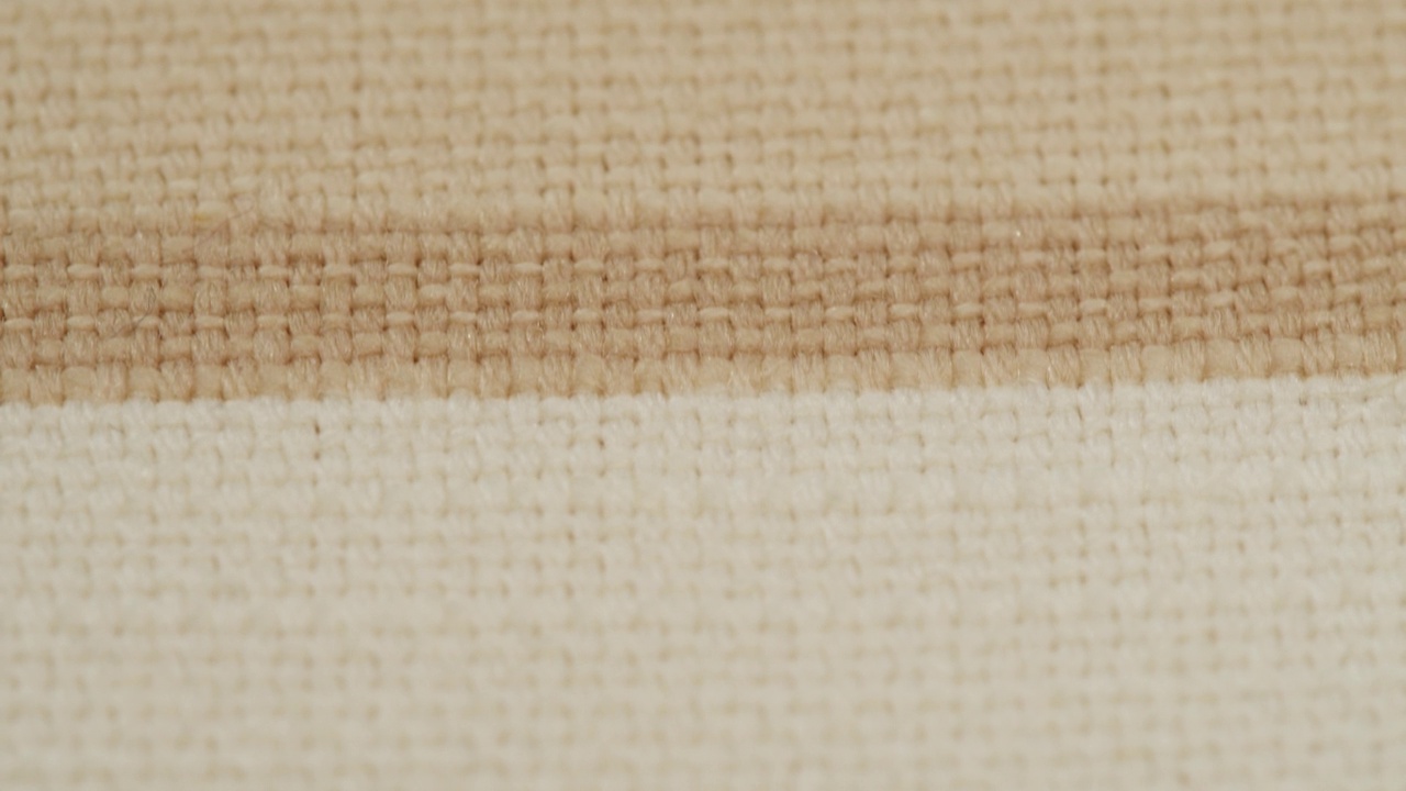 米色条纹织物特写，浅棕色布料纹理背景。棉织物的微距拍摄视频素材