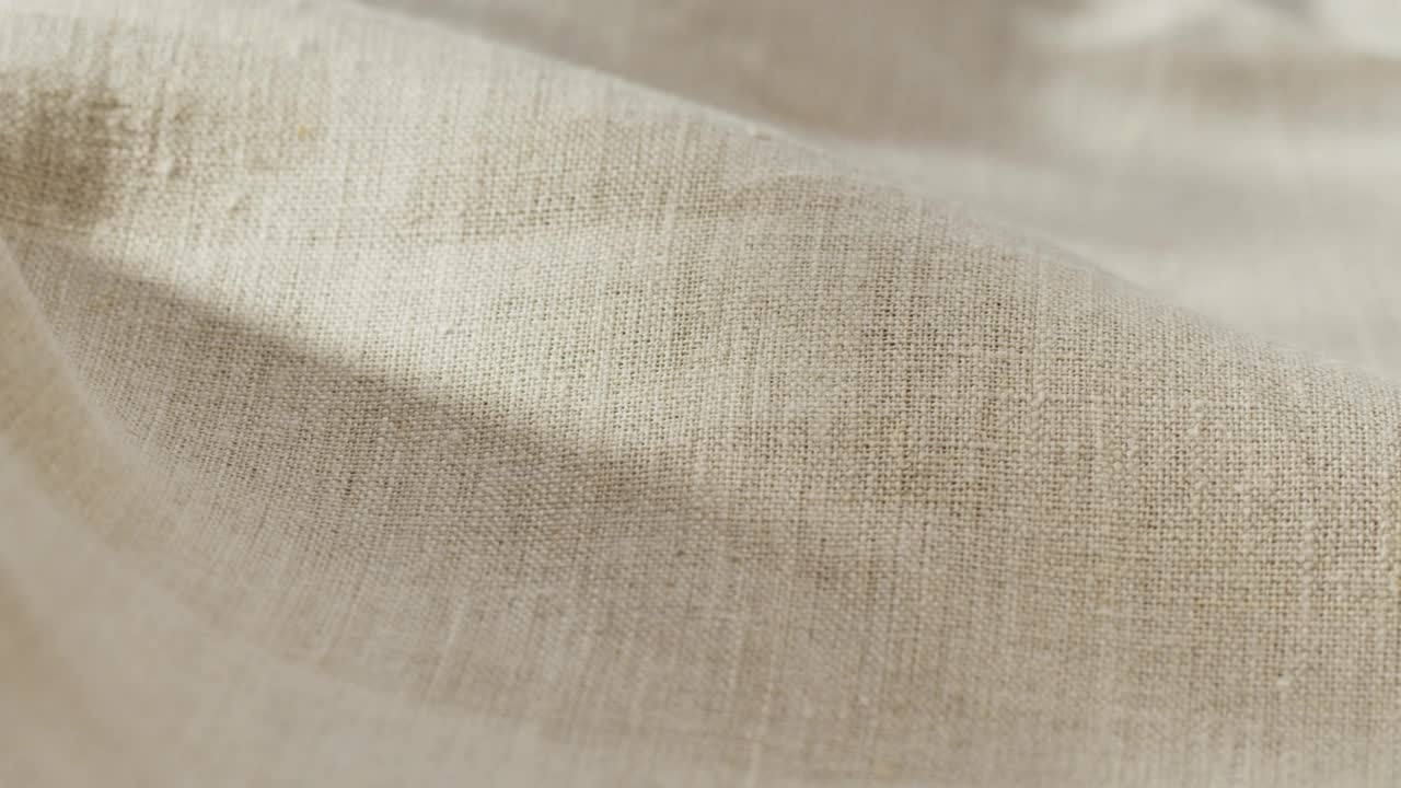 米色织物特写，浅棕色布料纹理背景。棉织物的微距拍摄视频素材