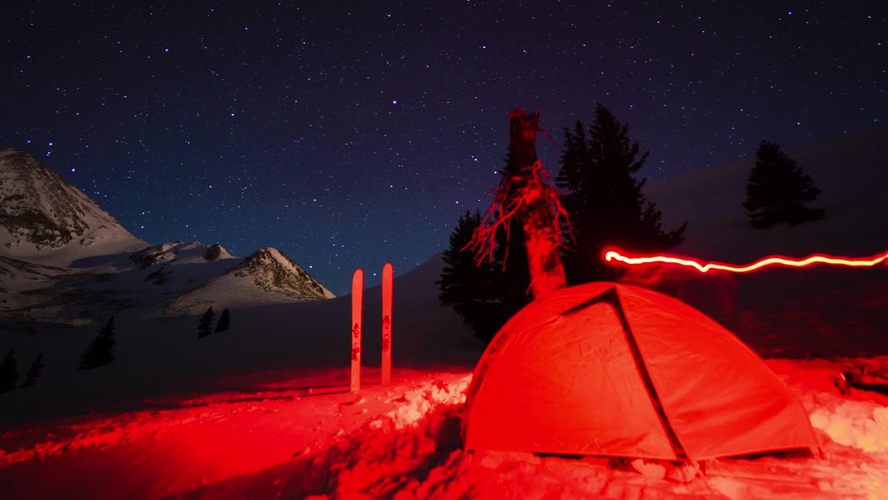 滑雪，登山，露营夜晚时间流逝视频下载