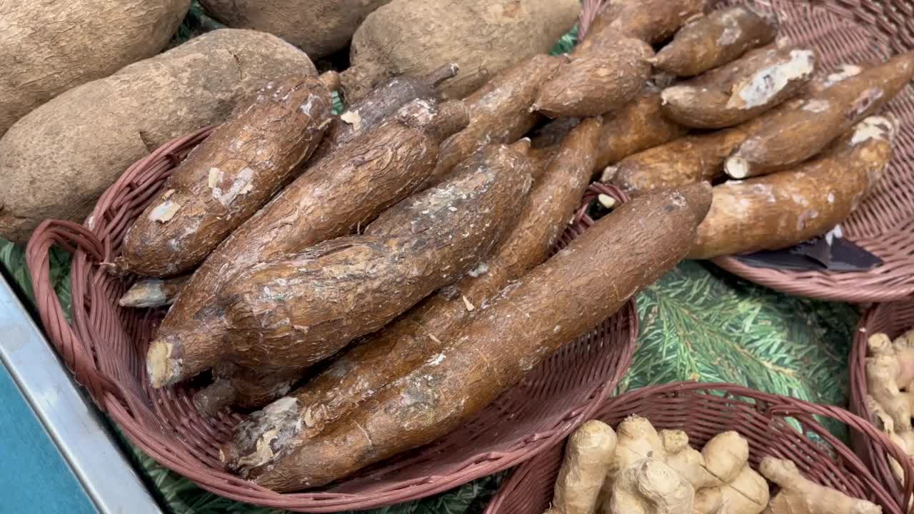 木薯根新鲜成熟的水果柜台市场商店健康餐食品减肥零食素食素食或素食食品复制空间食品背景视频素材