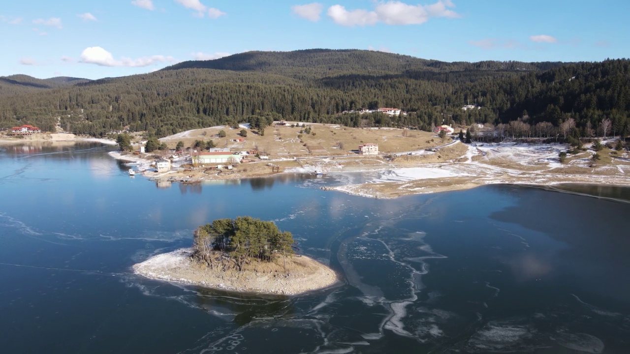 保加利亚，多贝特水库被冰覆盖的冬季鸟瞰图视频素材