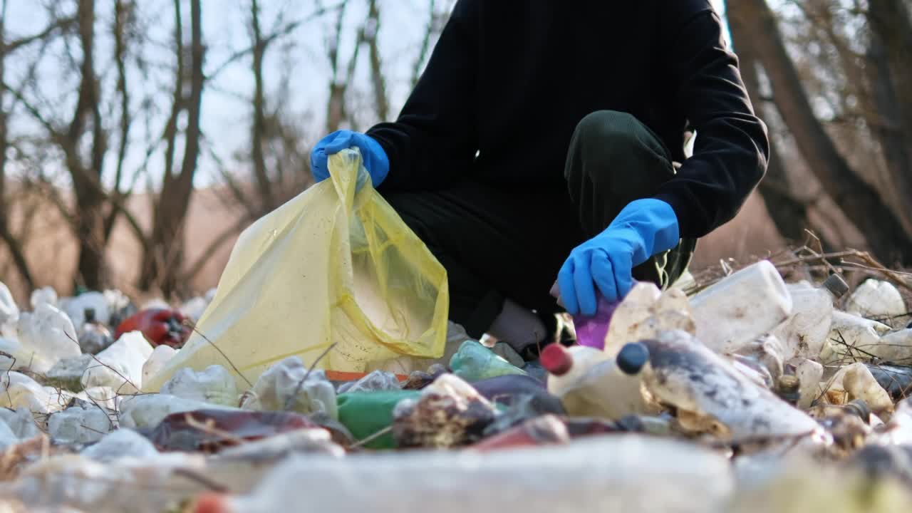 人们从大自然的地上收集散落的塑料瓶视频素材