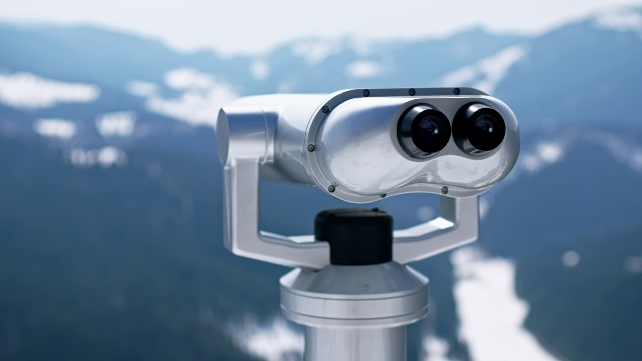 冬季在罗马尼亚喀尔巴阡山脉的一座山峰上观看双筒望远镜视频下载