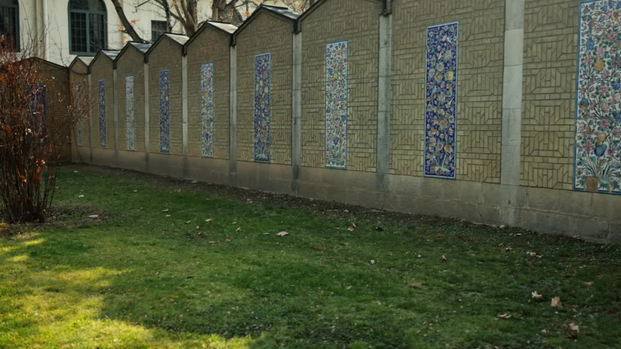 德黑兰丝绸之路宫殿Niavaran宫外墙的砖瓦装饰视频下载
