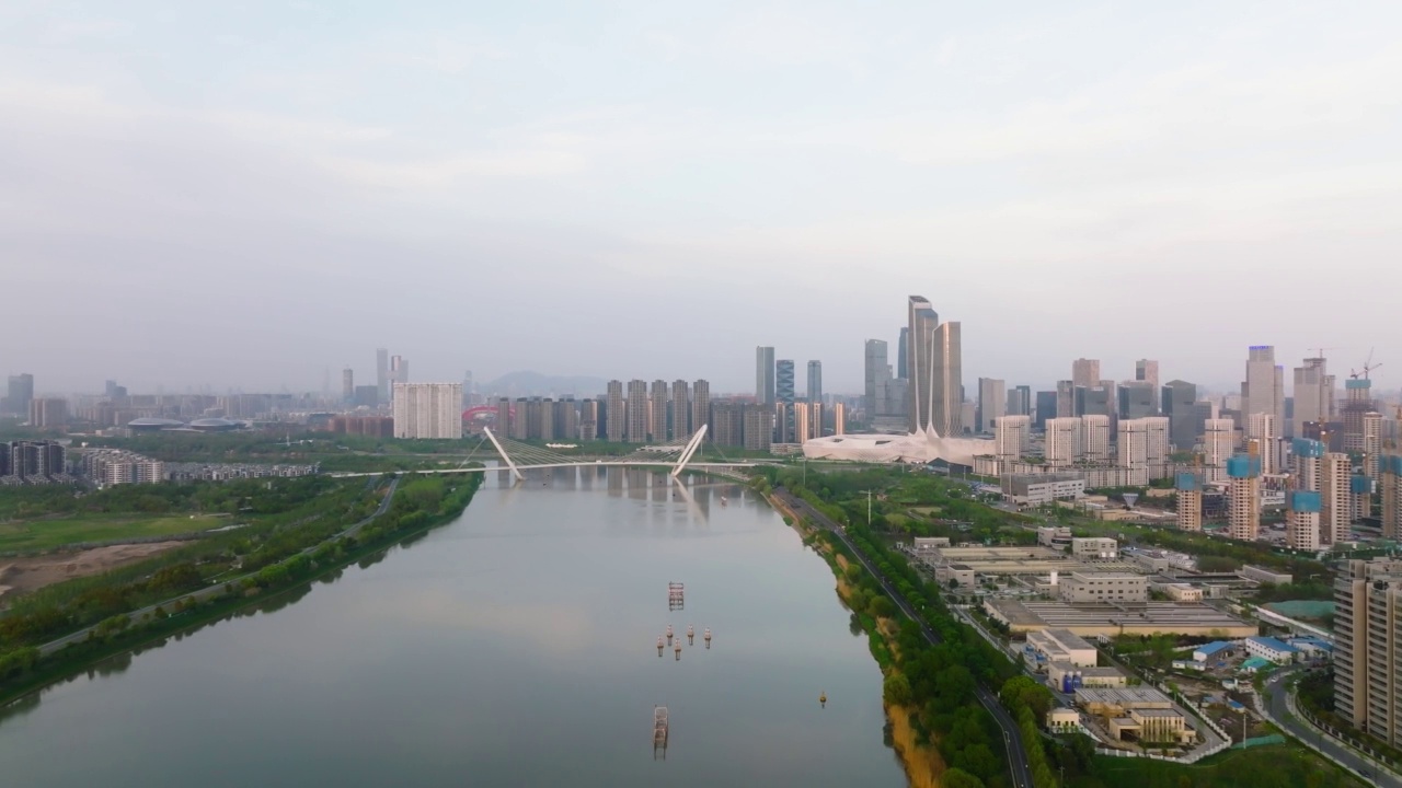 一座长江沿岸的现代化城市视频下载