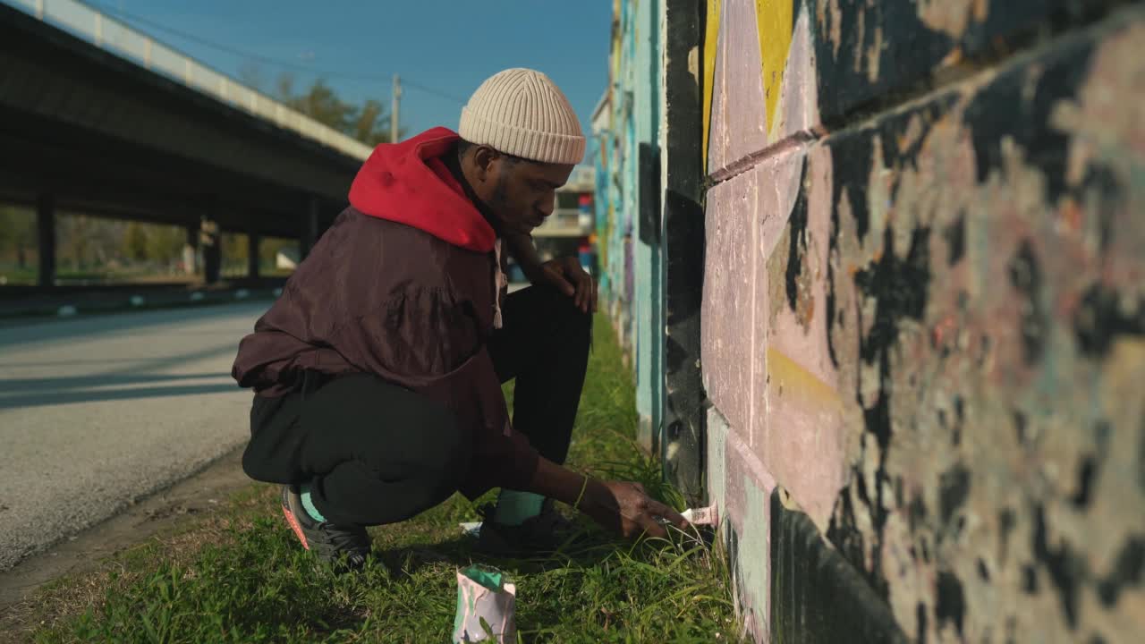 街头艺术家在墙上涂鸦。视频素材