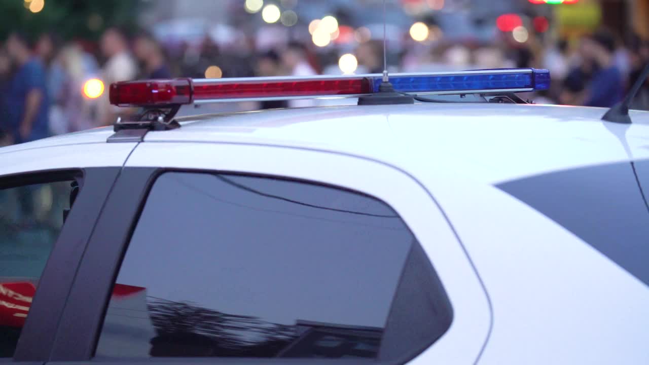 城市里的警察工作:有闪光警灯的警车视频素材