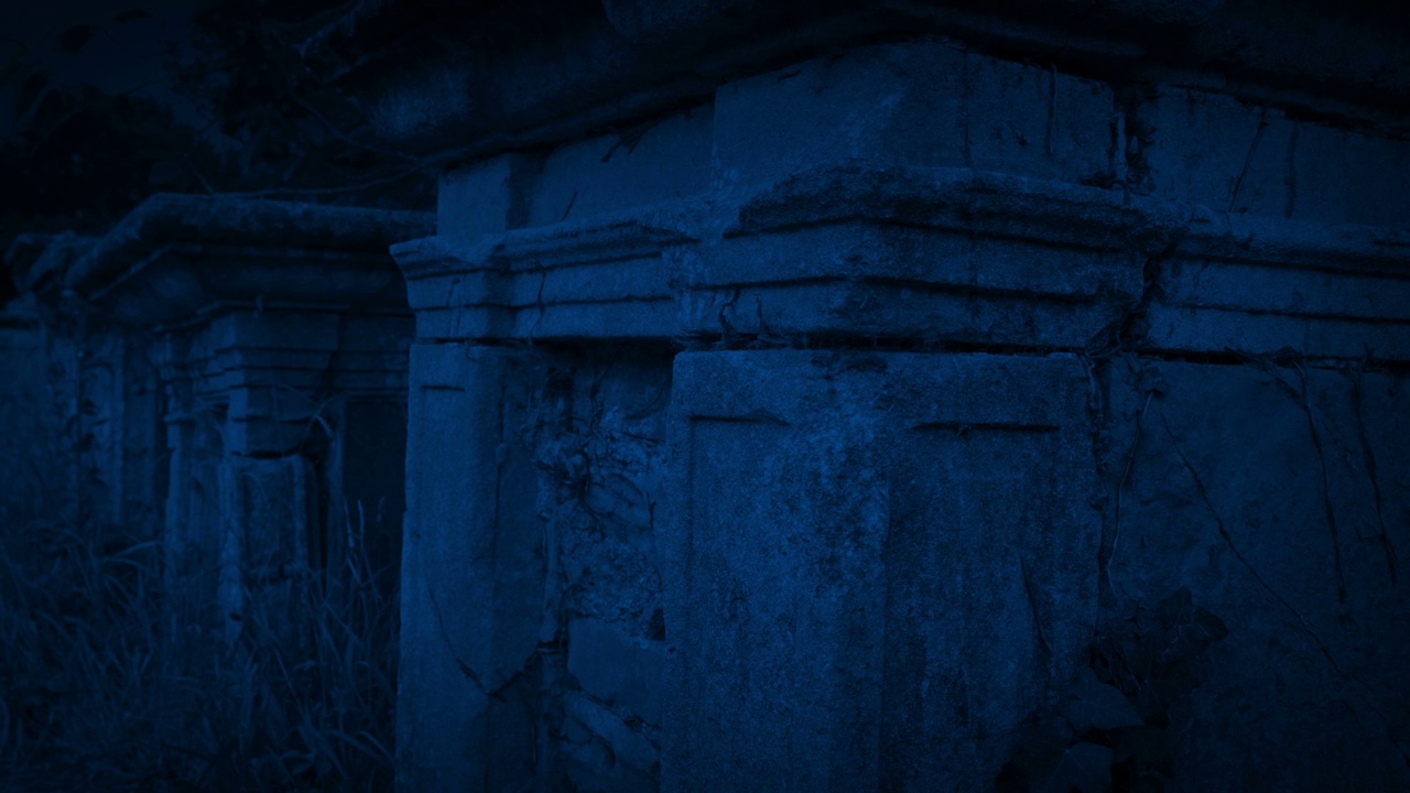 经过一排古老的墓室在晚上视频素材