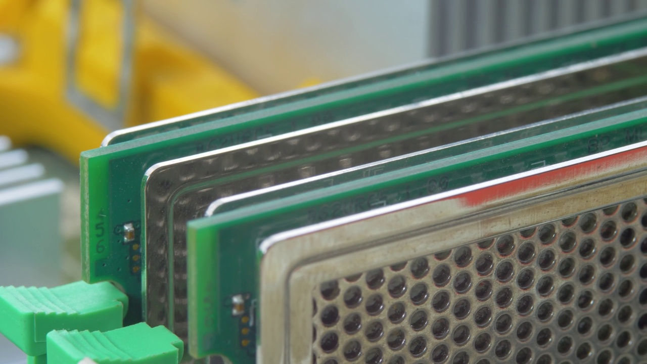 DDR RAM棒在绿色电线路板PCB背景视频素材