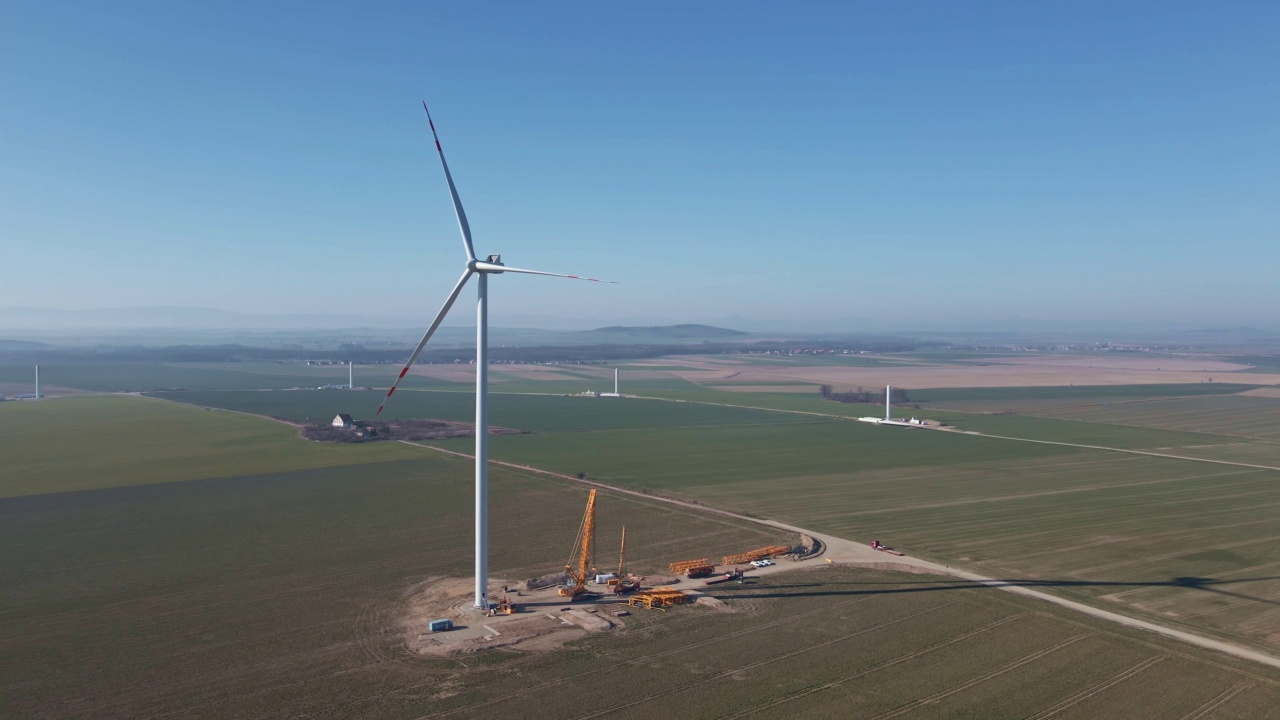 新风力发电机安装，风力机维护，风力机塔架组装施工现场，风力发电及可再生能源视频素材