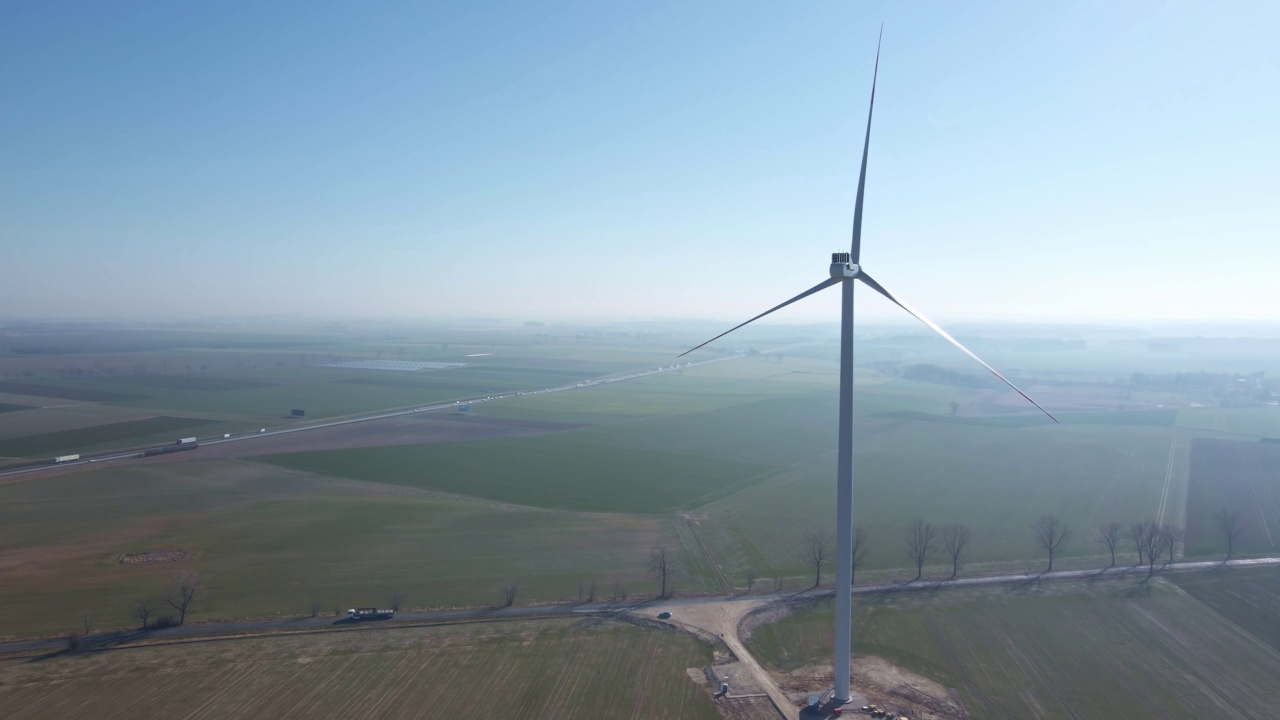 农村部分风力涡轮机鸟瞰图，绿色能源视频素材